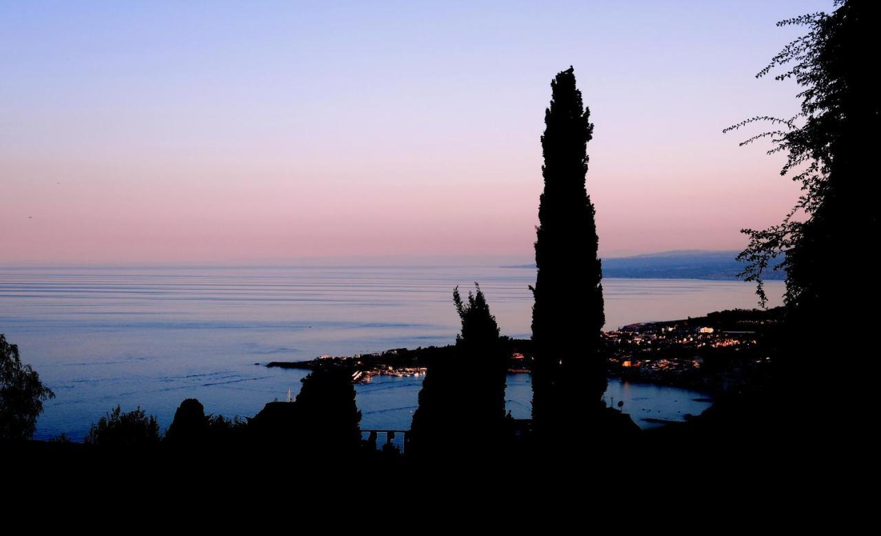 Riviera Ionica Aparthotel Santa Teresa Di Riva Bagian luar foto