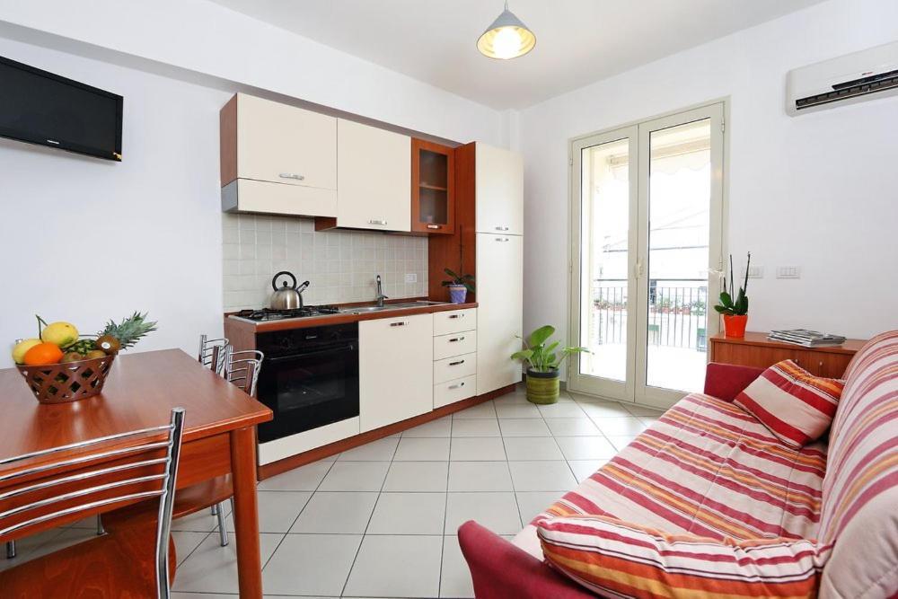 Riviera Ionica Aparthotel Santa Teresa Di Riva Bagian luar foto