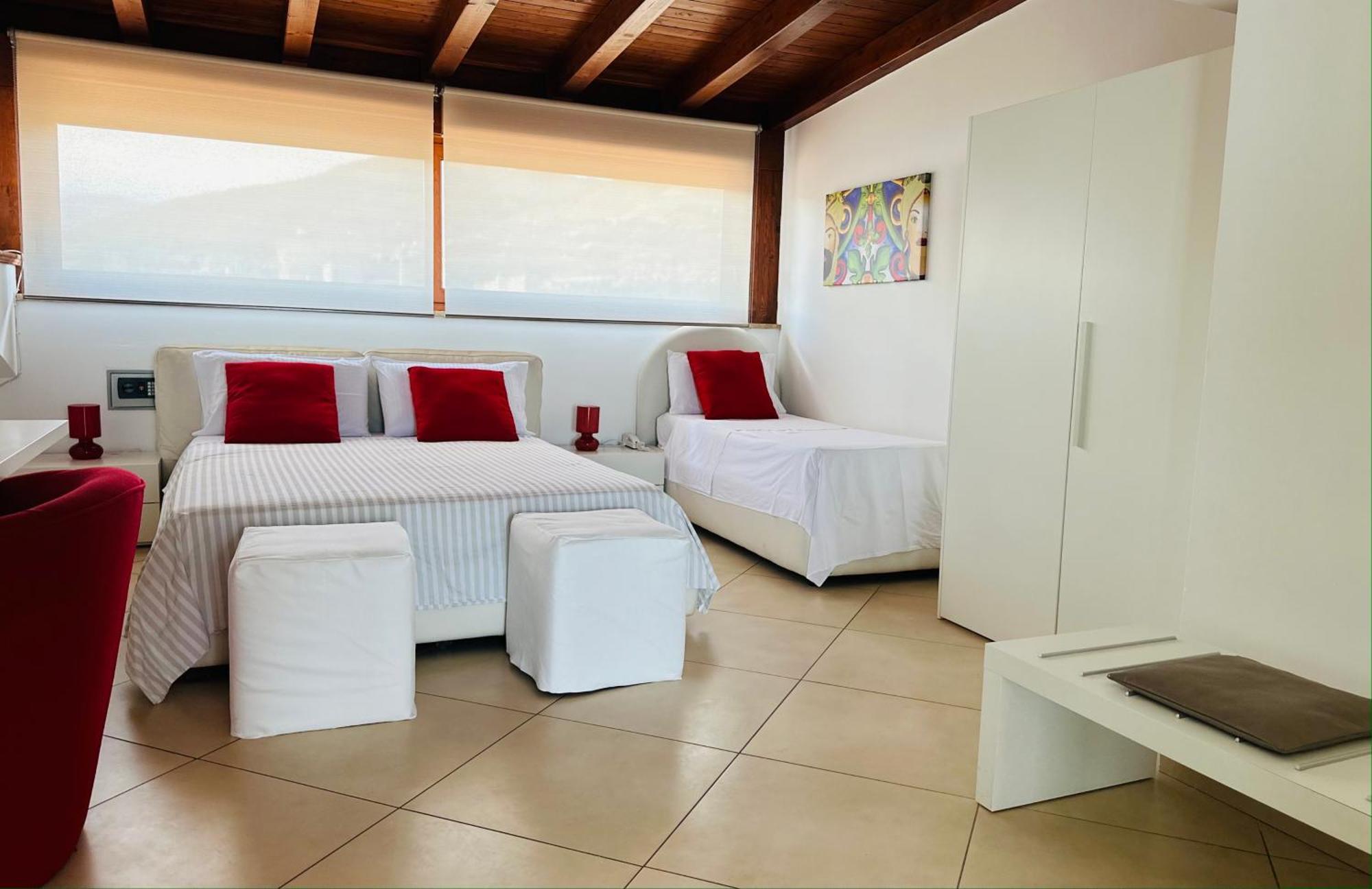 Riviera Ionica Aparthotel Santa Teresa Di Riva Bagian luar foto