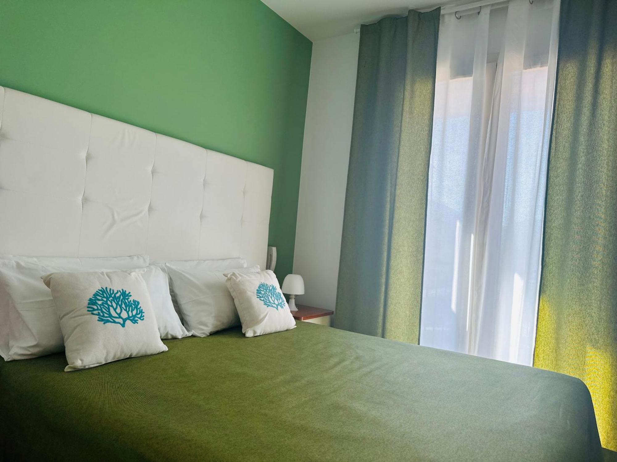 Riviera Ionica Aparthotel Santa Teresa Di Riva Bagian luar foto