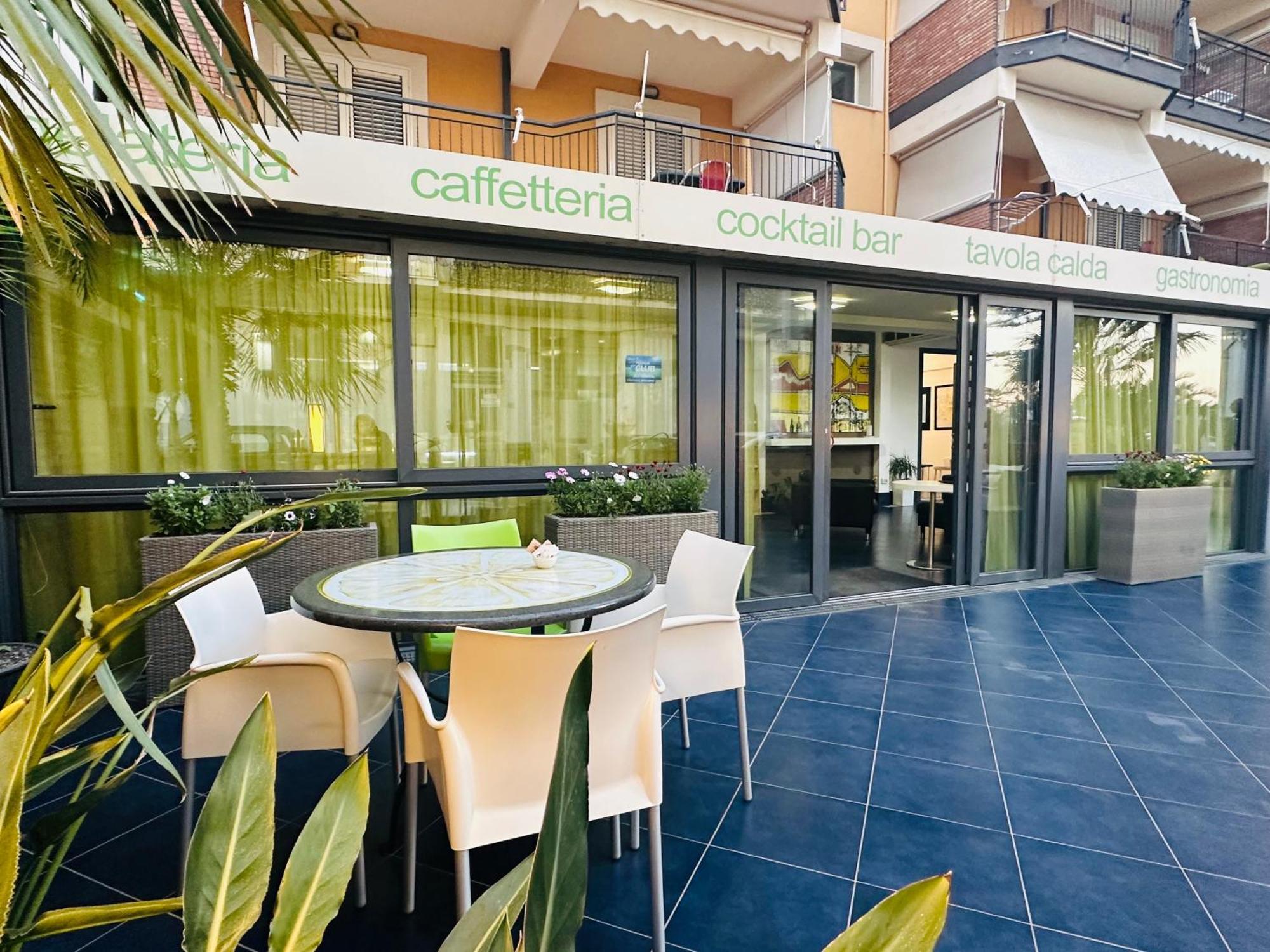 Riviera Ionica Aparthotel Santa Teresa Di Riva Bagian luar foto
