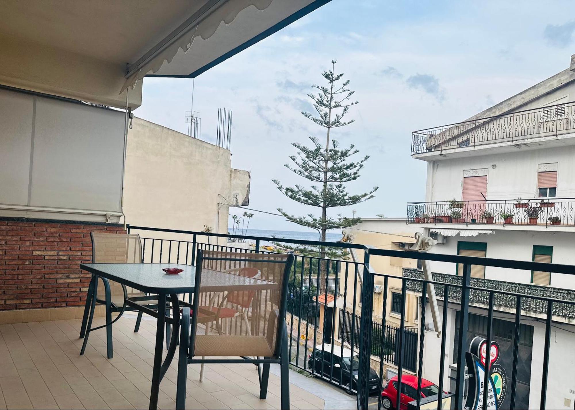 Riviera Ionica Aparthotel Santa Teresa Di Riva Bagian luar foto