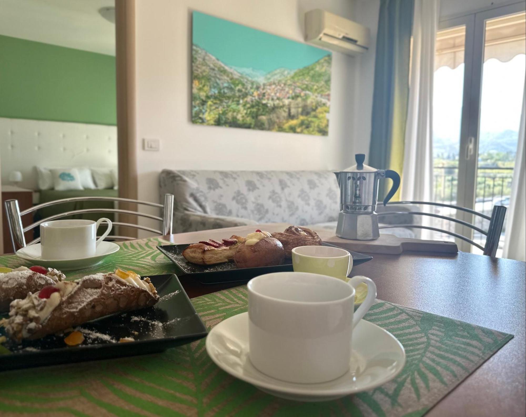Riviera Ionica Aparthotel Santa Teresa Di Riva Bagian luar foto