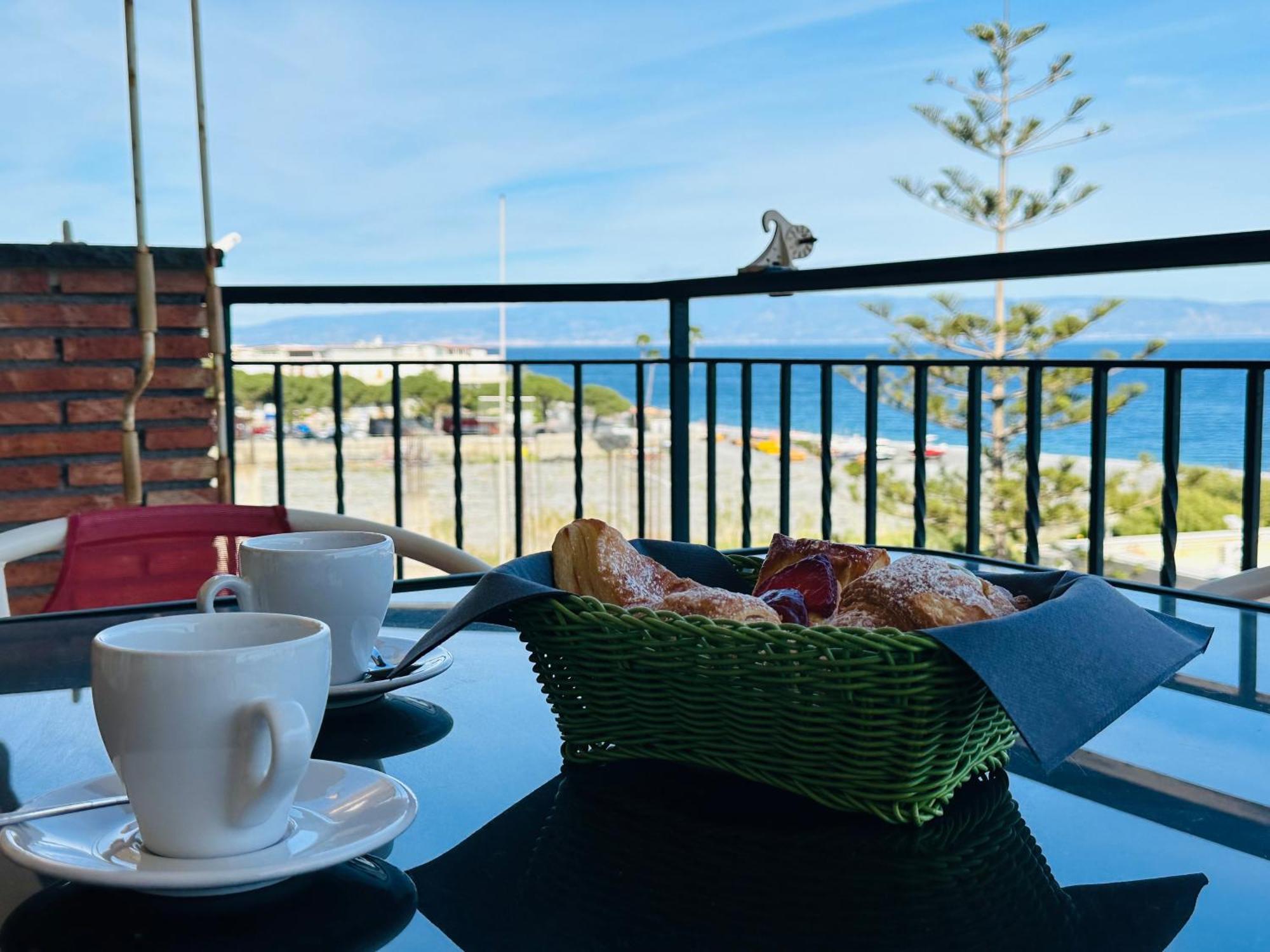 Riviera Ionica Aparthotel Santa Teresa Di Riva Bagian luar foto
