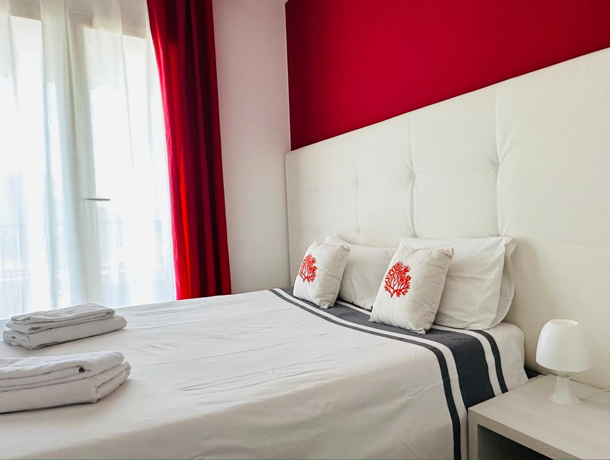 Riviera Ionica Aparthotel Santa Teresa Di Riva Bagian luar foto