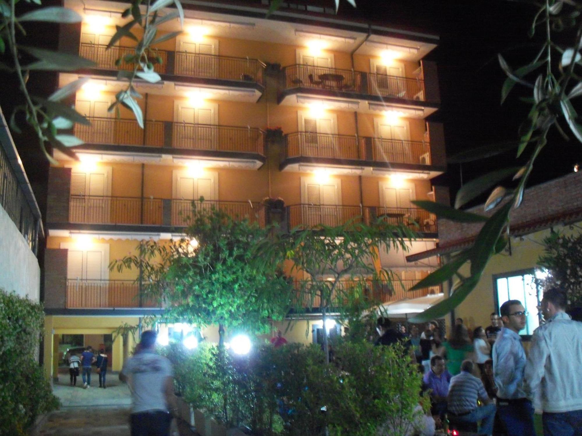 Riviera Ionica Aparthotel Santa Teresa Di Riva Bagian luar foto